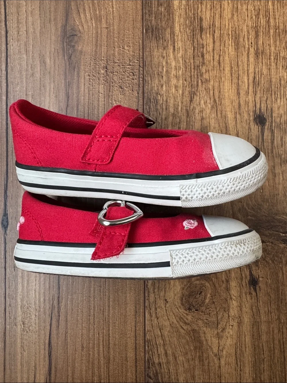 Converse toddler red sneakers, size 6